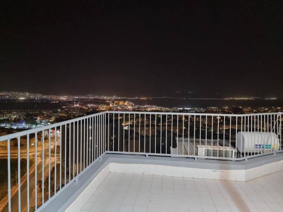 Apartmán דירת זוּגַג מפנקת עם מרפסת משגעת ונוף למפרץ. Ejlat Exteriér fotografie